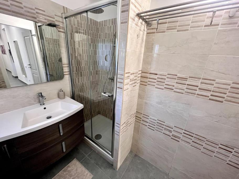 White Mary House For Two People Rom